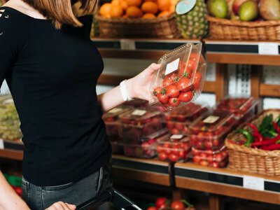 Куди дівають прострочені продукти в супермаркетах та чи можуть вони знову потрапити на полиці 