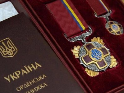 Тримають світло попри обстріли: двох енергетиків Дніпропетровщини відзначили державними нагородами