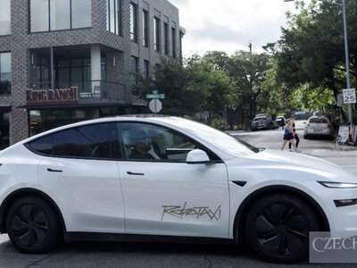 У США Tesla Robotaxi хотіла везти пасажира 3,7 км понад годину. Відео