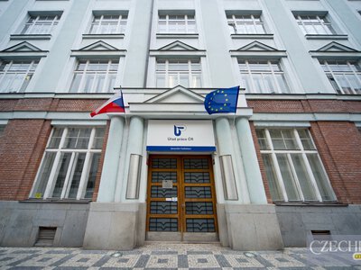 Допомогу з безробіття в Чехії хочуть знизити з 80% до 65% уже з 2027 року