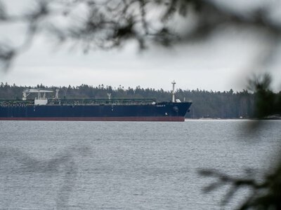 Раптово. Справа танкеру Eagle S, який пошкодив силові кабелі у Балтійському морі, повертається до фінського суду