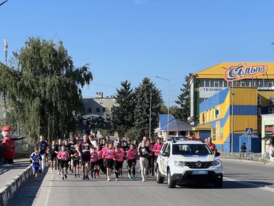 У Хмільнику відбувся забіг «Шаную воїнів, біжу за Героїв України»