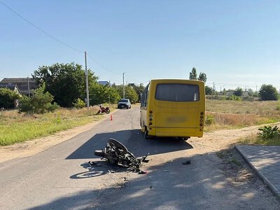 Двоє підлітків на мотоциклах зіткнулися з автобусом у Миколаївській області: один у реанімації