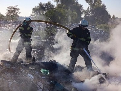 Понад шість годин гасили пожежу на сміттєзвалищі у Чопі (ФОТО)