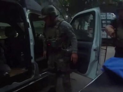  На Херсонщині поліцейські евакуювали до лікарні жінку з її 88-річним батьком. ВІДЕО 