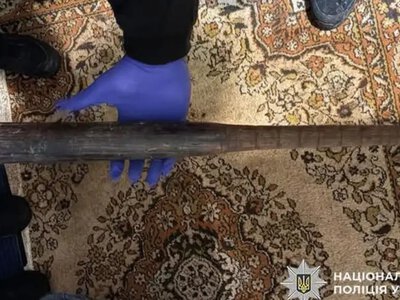 Побили перехожого битою та переслідували до під’їзду: у Красилові засудили двох нападників