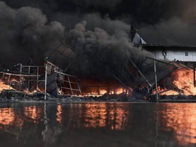 Масштабна пожежа та вибухи на Київщині: з небезпечної зони евакуювали 381 людину