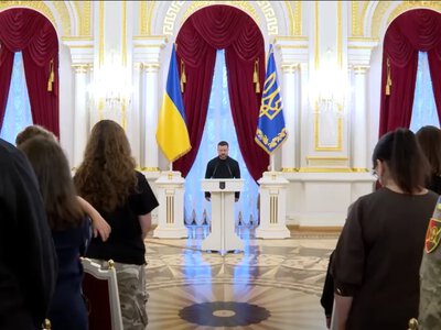 «Ми пам’ятаємо всіх»: Зеленський вшанував воїнів, які загинули за Україну