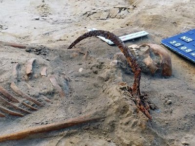 «Вампірка» із серпом на шиї: археологи розкрили моторошну таємницю поховання у Польщі