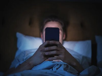 Синє світло смартфона може бути не головною причиною поганого сну: що з’ясували вчені