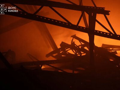 У Києві внаслідок російської атаки постраждали щонайменше троє людей: рятувальники ліквідовують наслідки ударів