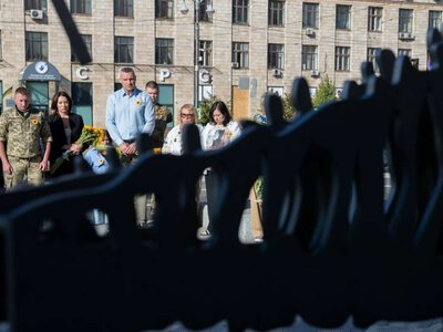 У Києві в День пам’яті захисників поклали квіти до Меморіалу Героїв-киян