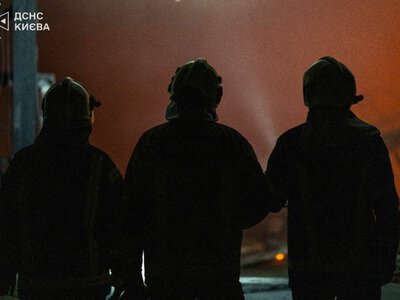 У Голосіївському районі після ранкової атаки горить нежитлова будівля