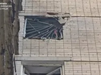 Ворожий дрон пошкодив багатоповерхівку у Центральному районі Херсона