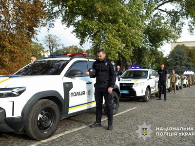 Поліцейські Закарпаття зупинили службові авто, щоб вшанувати полеглих захисників