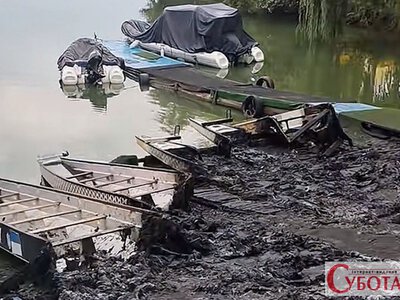 У Житомирському Гідропарку вночі підпалили п’ять човнів, на яких тренувалися діти й ветерани. ВІДЕО