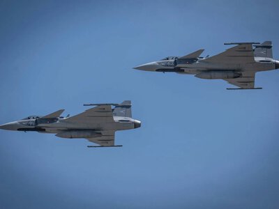Викрадений літак взяв курс на АЕС «Пакш»: Угорщина підняла Gripen