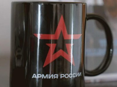 В офісі німецького політика знайшли чашку з написом «Армія Росії»