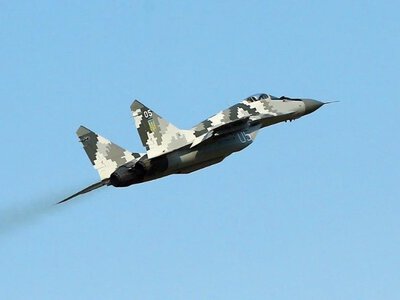 В Угорщині п’яний чоловік викрав літак і залетів у повітряний простір АЕС «Пакш»