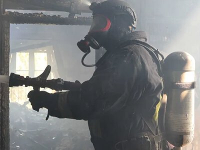 У Херсоні через удар російського FPV-дрона загорівся дах нежитлової будівлі