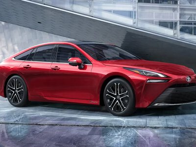 Воднева Toyota Mirai з’явилася в Україні, але заправляти її ніде