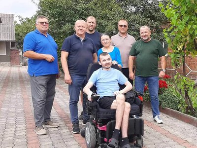 Допомога захиснику: воїну зі Збаразької громади передали електровізок