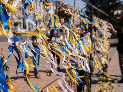 У Вінниці звучaв дзвін пaм‘яті – сотні містян долучились до aкції вшaнувaння Героїв