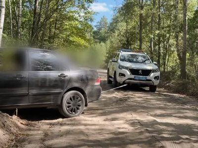 Волинські патрульні допомогли водієві, який застряг на піщаній ділянці