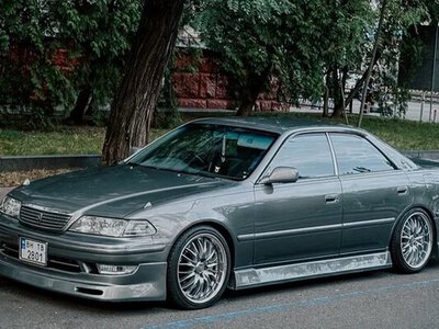 У Києві засвітилася культова преміальна Toyota 90-х із яскравим тюнінгом (ФОТО)