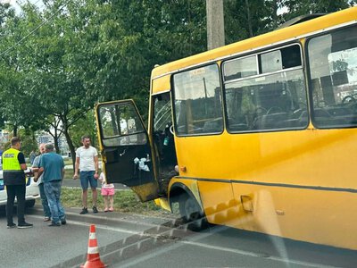 У Львові маршрутка вʼїхала у стовп