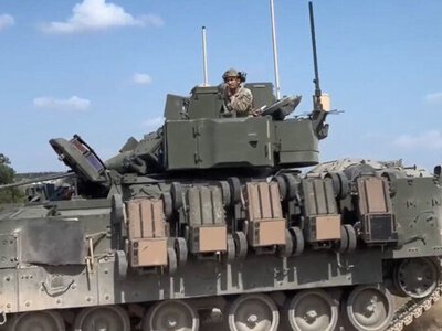 Bradley перетворили на носія роботів: на БМП закріпили одразу п’ять FireAnt