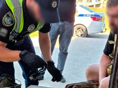 Набої у рюкзаку та статус у розшуку