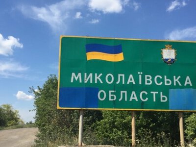 У Миколаївській області внаслідок ворожої атаки поранено чоловіка та пошкоджено транспорт