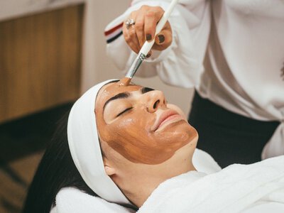 Дорогий крем чи хороша сироватка: косметологи пояснили, у який засіб логічніше вкладати гроші