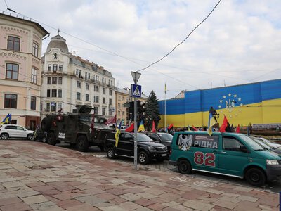 Під стягами, зі свічками пам’яті та молитвами: з Чернівців вирушив автопробіг на підтримку родин зниклих безвісти та військовополонених