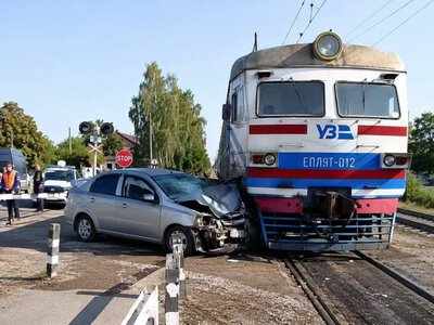  У Носівці автомобіль зіткнувся з електропотягом 