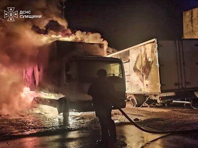 Ворожий удар спричинив пожежу на території Сум: горіли вантажні автомобілі
