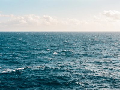 У Середземному морі перекинувся пасажирський човен із майже 270 людьми на борту