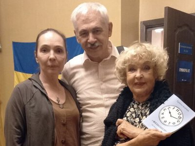 Відомий вінницький письменник подарував свої книги легендарній Аді Роговцевій та її доньці