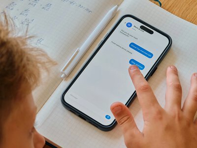 У школах Польщі вводять заборону на смартфони: передбачені лише кілька винятків