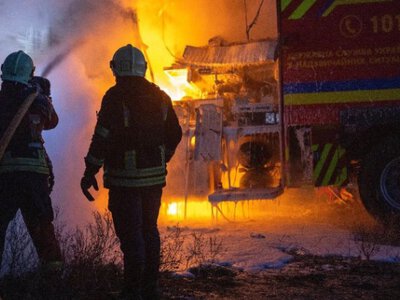 Суми огорнув вогонь після ворожої атаки: спалахнули вантажівки, рятувальники гасили пожежу