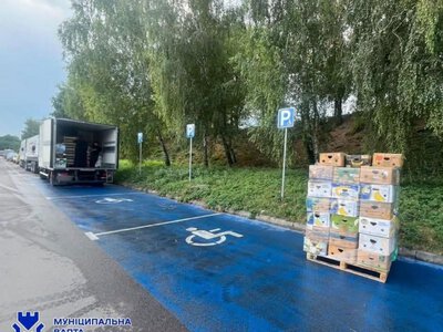 У Рівному водії займають місця для людей з інвалідністю та порушують правила паркування