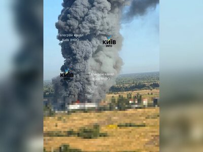 Склади під Києвом атакувала РФ, на місці – масштабна пожежа (фото/відео)