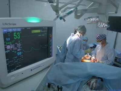 У Британії вперше у світі чоловіку видалили пухлину на мозку за допомогою штучного інтелекту