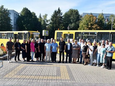 Ще п'ять шкільних автобусів отримали заклади освіти Рівненщини
