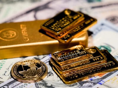 Інвестори переходять на складні стратегії: золото та біткоїн злітають на тлі ослаблення долара