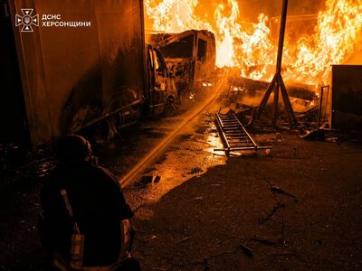 Внаслідок атаки дронів у Херсоні загорілися вантажівки