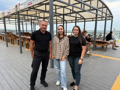 Військові в Одесі взяли участь в арттерапії на інклюзивному пляжі