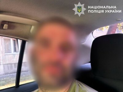 У Києві чоловік пограбував жінку з дитиною