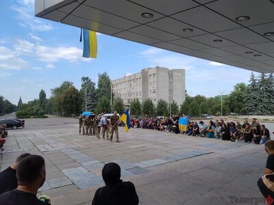 «Такі люди мали допомагати війську»: у Кременчуці попрощалися із військовим Валерієм Колєсніковим